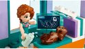 Autumn met een flesje bij een zeeotter in het LEGO Friends Reddingscentrum. De otter ligt op een onderzoekstafel.