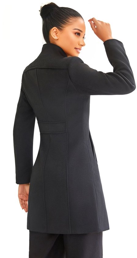 Model draagt een zwarte damesjas met hoge kraag, van achteren gezien. Handen zijn bij het hoofd.