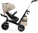 Beige driewieler met zwarte en gouden accenten, drievoudige zonnekap en verstelbare duwstang.