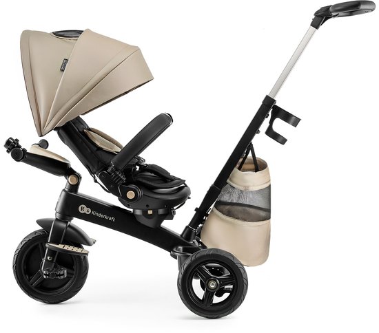 Beige driewieler met zwarte en gouden accenten, drievoudige zonnekap en verstelbare duwstang.