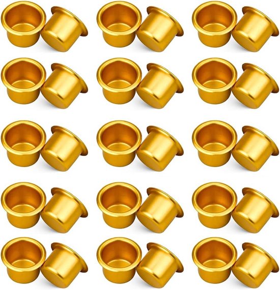 20 gouden metalen kaarshouders in rijen.