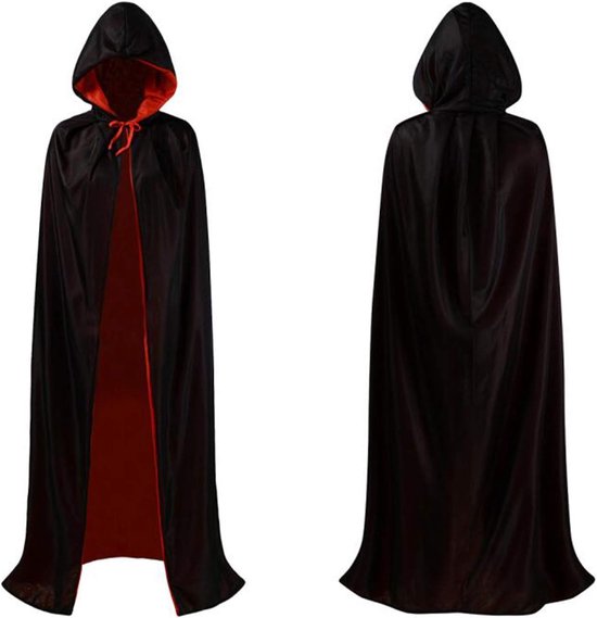 Voor- en achterkant van een zwarte capuchon cape met rode voering en rode koordsluiting.