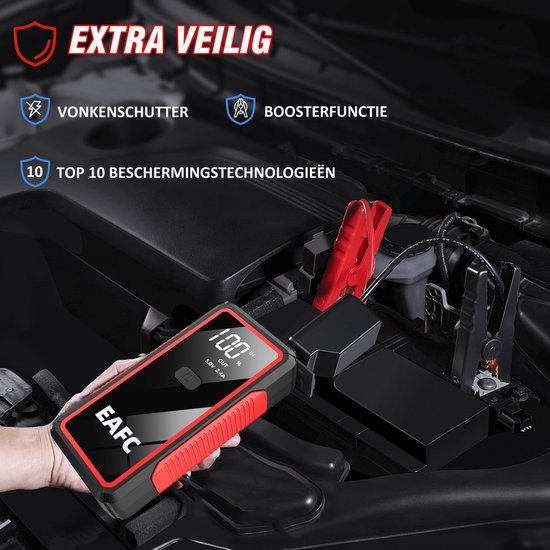 Startbooster met "EAFC"-logo, rode rand, zwarte behuizing, digitaal scherm toont 100% en "OUT 5.0V 2.4A". In gebruik in motorruimte.