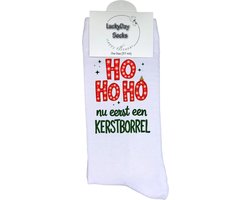 Kerst hohoho - Nu eerst een Kerstborrel - Vrolijk kerstfeest -Modern kerst - Grappige sokken - Kerstcadeau - LuckyDay Socks - Kerstsokken - Foute kerst sokken - Leuk kerst cadeau - Cadeau tip - Voor hem - Voor haar - Unisex - Maat 37-44