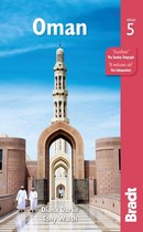 De voorkant van het boek 'Oman, editie 5' met op de cover de Sultan Qaboos Grand Mosque, met twee mannen in traditionele kledij.