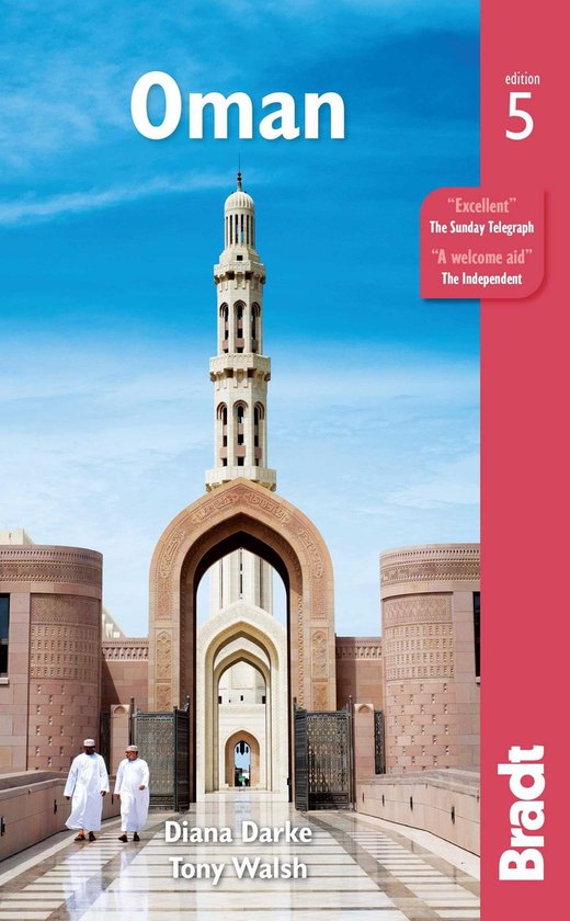 De voorkant van het boek 'Oman, editie 5' met op de cover de Sultan Qaboos Grand Mosque, met twee mannen in traditionele kledij.