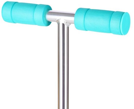 Détail des poignées turquoise de la trottinette rose pailletée.