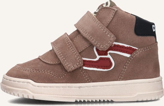 Bruine suède hoge sneaker met klittenbandsluiting, rode en witte streep en 'DVL' logo op de hiel.