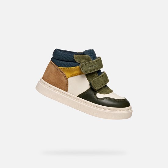 Basket pour enfant avec fermeture velcro, accents blancs, vert olive, vert foncé, jaune, marron et bleus.