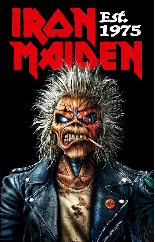 Iron Maiden Est. 1975 vlag met een monster met wit haar, met een sigaret in de mond, een leren jas en een shirt.
