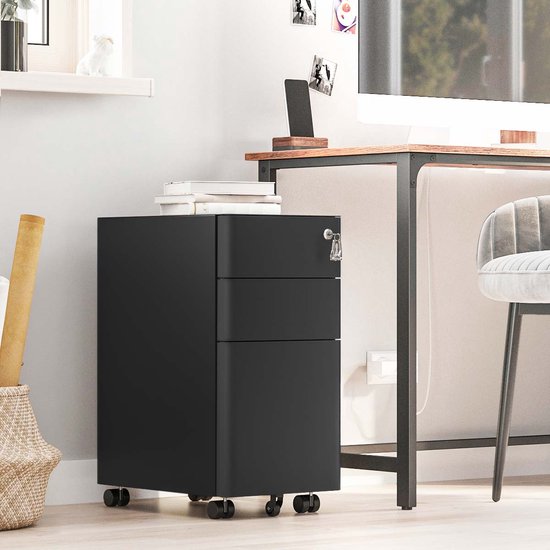Zwarte metalen ladekast met drie lades en slot, onder een bureau op wieltjes.