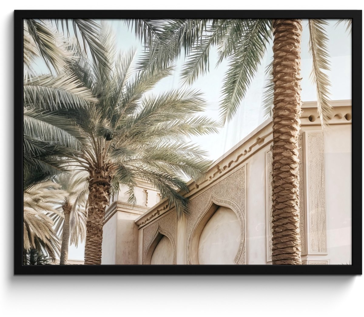 FrameYourWall Poster in lijst - Fotolijst 80x60 cm - Posters - Gebouw - Palmbomen - Beige - Zon - Posterlijst zwart - Decoratie - Wanddecoratie woonkamer - Muurdecoratie slaapkamer