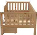 Houten ledikant met spijlen en een open lade aan de voorkant.