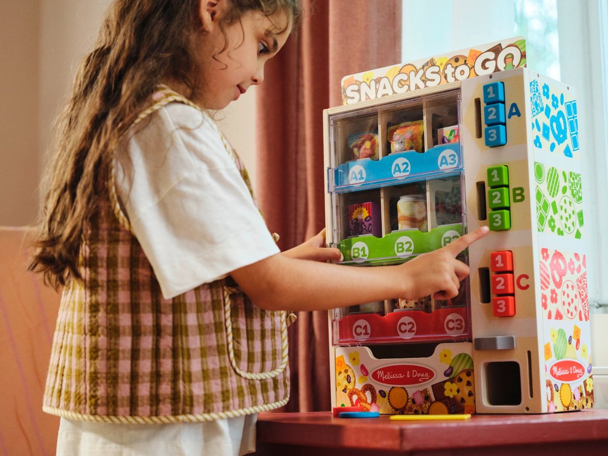 Melissa & Doug – Houten snackautomaat – Inclusief speelgeld en snacks — afbeelding 6