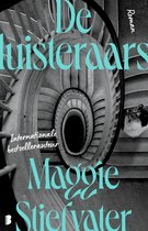 Boekomslag van 'De luisteraars' van Maggie Stiefvater met een wenteltrap en tekst.