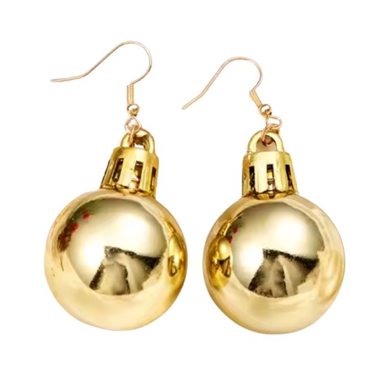 Boucles d'oreilles boule de Noël dorée avec des accents rouges sur fond blanc.