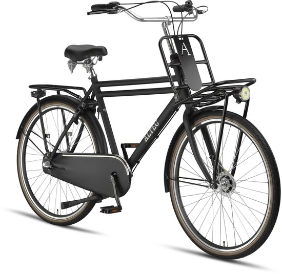 Matzwarte heren transportfiets van Altec, 28 inch, met bagagedrager achter, voorrek en werkende koplamp.