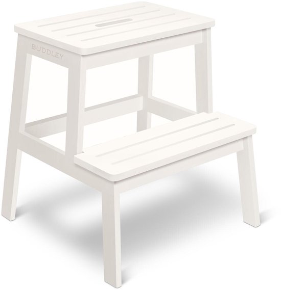 Wit houten opstapje met twee treden, merknaam BUDDLEY zichtbaar.