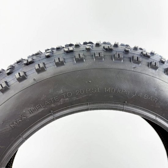 Zwarte fatbike buitenband, 16x4, met duidelijke nopstructuur en tekst 'MAX. INFLATE TO 20 P.S.I.'