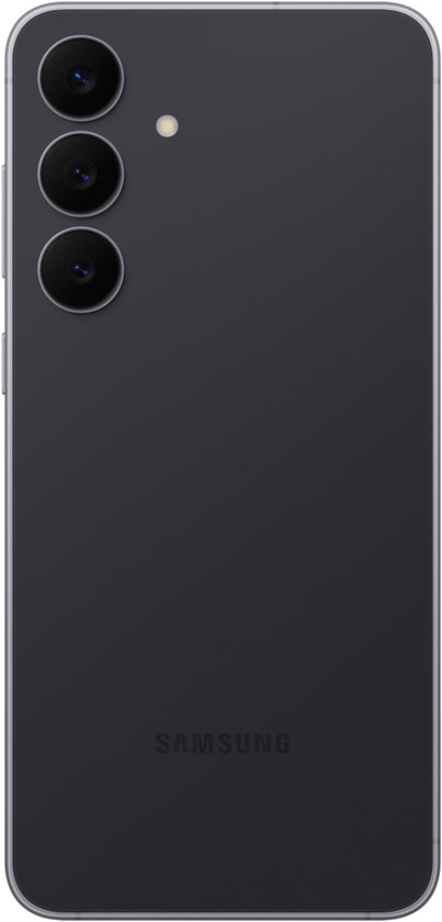 De achterkant van een zwarte Samsung Galaxy S25 FE smartphone, met drie lenzen in een verticale opstelling.