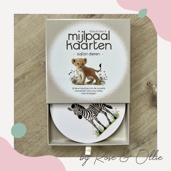 Doos met mijlpaalkaarten, met een leeuwenwelpje op de voorkant. Een zebra staat op een kaart in de doos.