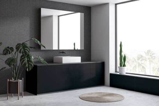 Stijlvolle badkamer met een zwarte wastafelmeubel, een vierkante witte wasbak en een grote spiegel.