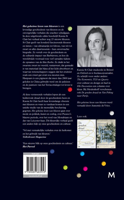 Kassia St Clair, auteur van 'Het geheime leven van kleuren' en 'De gouden draad', staat op een foto met een grijze trui en witte blouse.