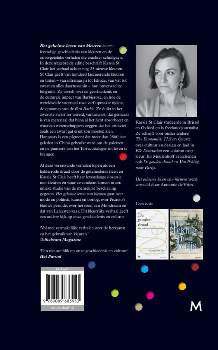 Kassia St Clair, auteur van 'Het geheime leven van kleuren' en 'De gouden draad', staat op een foto met een grijze trui en witte blouse.