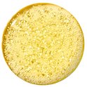 Abstracte gouden vloeistof met kleine bubbels en glitters, op een witte achtergrond.