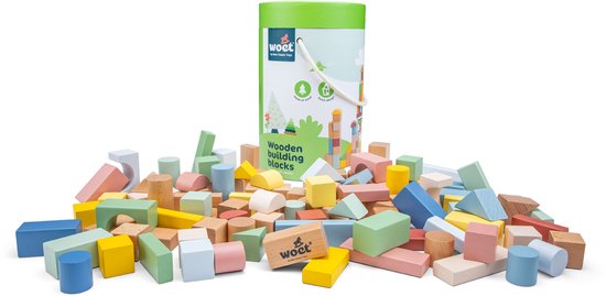 Un pot vert avec le logo Woet, entouré d'une pile de blocs de construction en bois aux couleurs pastel.