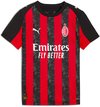 Maillot de football AC Milan avec rayures verticales rouges et noires, logo Puma et texte Emirates Fly Better.
