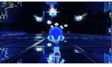 Sonic de egel rent op een donkere, futuristische baan met lichten en zwevende objecten.