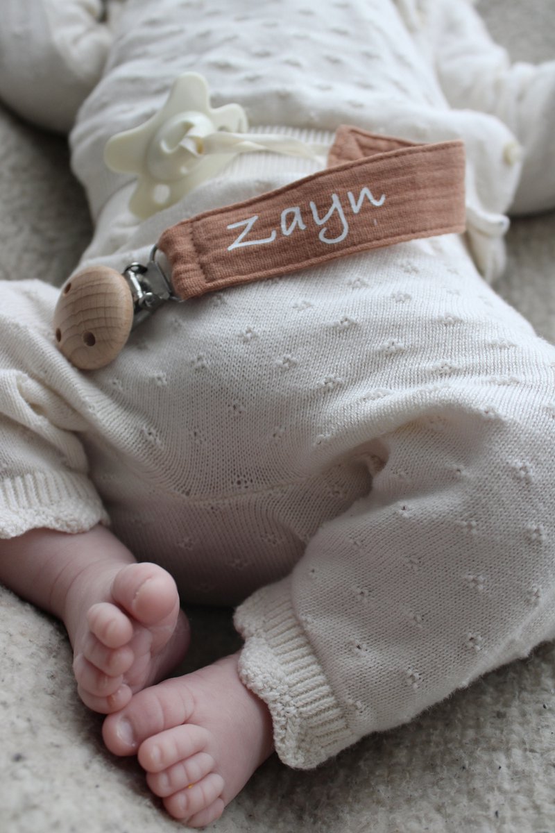 Speenkoord met naam - katoen - roest bruin - houten knop - speenketting met naam - mommy musthaves - gepersonaliseerd kraamcadeau - stof - jongen - meisje - fopspeen - accessoires baby - roest bruin - ZIE BESCHRIJVING VOOR HET DOORGEVEN VAN DE NAAM