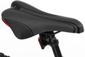 Zwart fietszadel met grijze strepen en een rode reflector aan de achterkant.