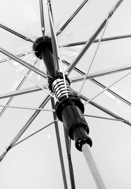 Detail van de onderkant van een transparante paraplu, met metalen baleinen en zwart mechanisme.