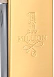 Gouden parfumflesje met zilverkleurige zijkant en reliëf logo.
