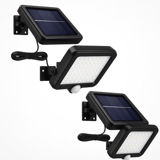 Twee zwarte buitenlampen op zonne-energie met bewegingssensor en bijbehorende zonnepanelen, gemonteerd op een witte achtergrond.