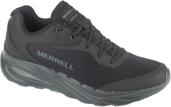 Zwarte Merrell hardloopschoen met mesh, "MERRELL" opdruk en golvende zool.