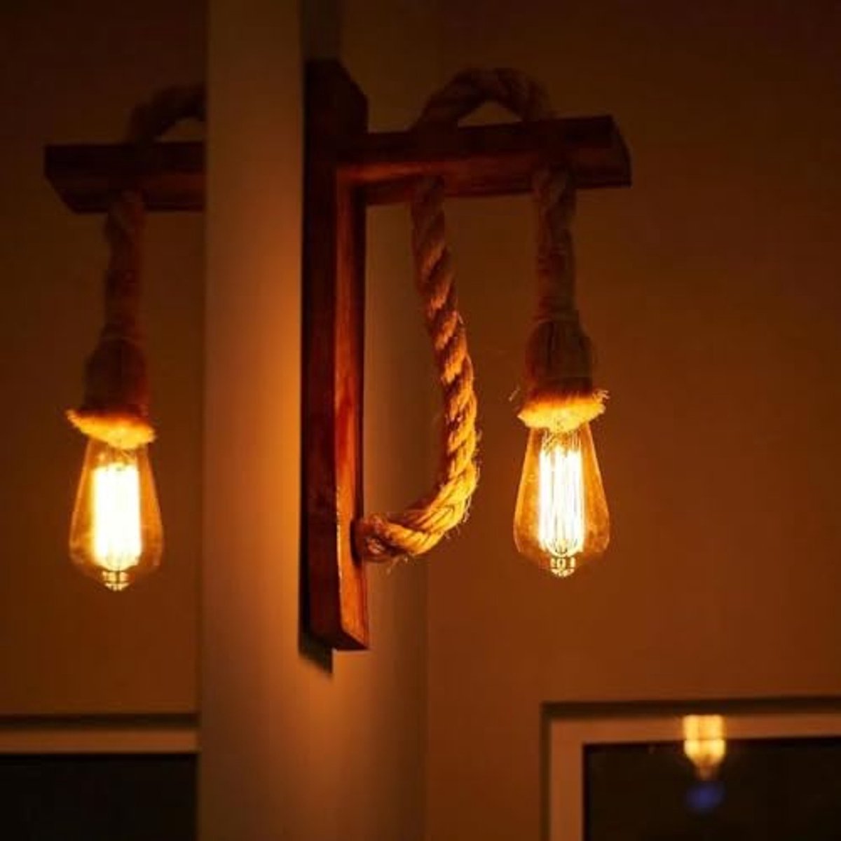 Rustieke houten wandlamp met touwophanging voor elk interieur
