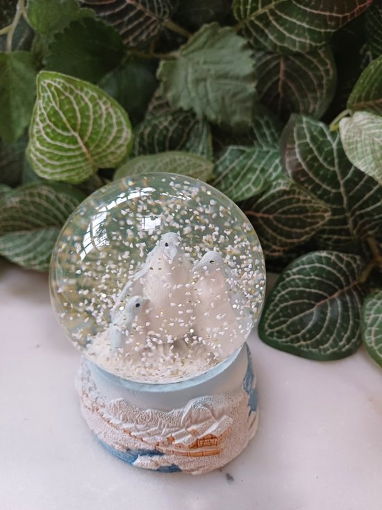 Boule à neige Famille de pingouins – Bleu clair et Wit – Ø6,5 × H8 cm – Neige pailletée argentée