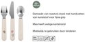 Couverts pour enfants en acier inoxydable avec poignées crème, décorés d'un cerf-volant, d'une montgolfière et d'étoiles. Le couteau a un bord dentelé.