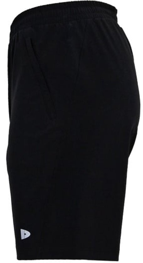 Zij-aanzicht van een effen zwarte sportshort met Donnay logo.