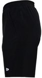 Zij-aanzicht van een effen zwarte sportshort met Donnay logo.