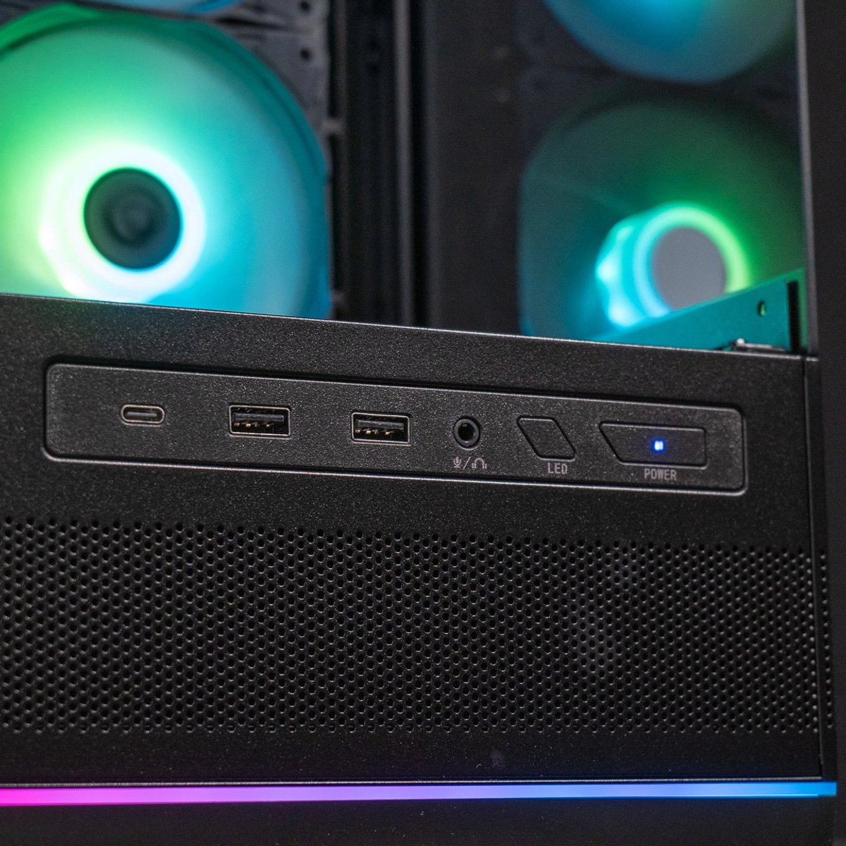 FlowUp x Powered By MSI - De Lang Niet Gek Gaming PC - Don Kaaklijn - AMD Ryzen 5 7500X3D - NVIDIA RTX 5060 Ti 16GB - 32 GB DDR5 RAM - 1TB - Waterkoeling - Afbeelding 4