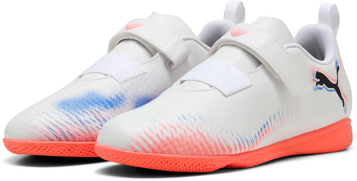 Witte Puma FUTURE 8 PLAY V zaalschoenen met oranje en blauwe details, klittenbandsluiting en non-marking rubberen zool.