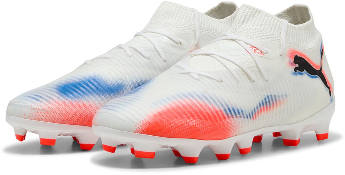 Witte Puma Future 8 Pro FG/AG voetbalschoenen voor kinderen, met elastisch bovenwerk en opvallende kleuraccenten.