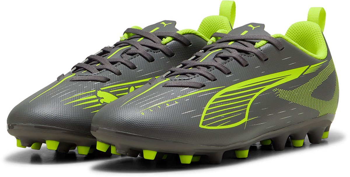 Grijze Puma Ultra 5 Play Mg voetbalschoenen EU 38 met groene accenten, ontworpen voor snelheid op kunstgras.