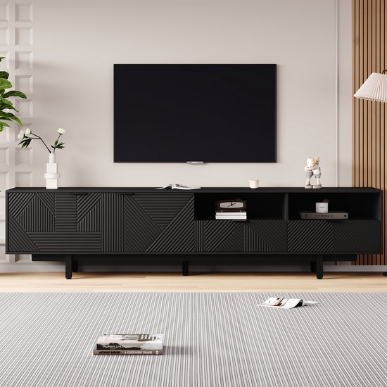 Zwarte tv-kast met geometrisch patroon, een tv erboven, in een gestylede woonkamer met meubels en decoraties.