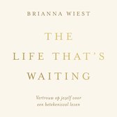 Boek "The Life That's Waiting" van Brianna Wiest. Vertrouw op jezelf voor een betekenisvol leven.