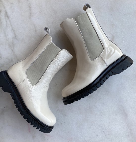 Crème lakleren chelsea boots met dikke zwarte zolen en elastische zijpanelen.